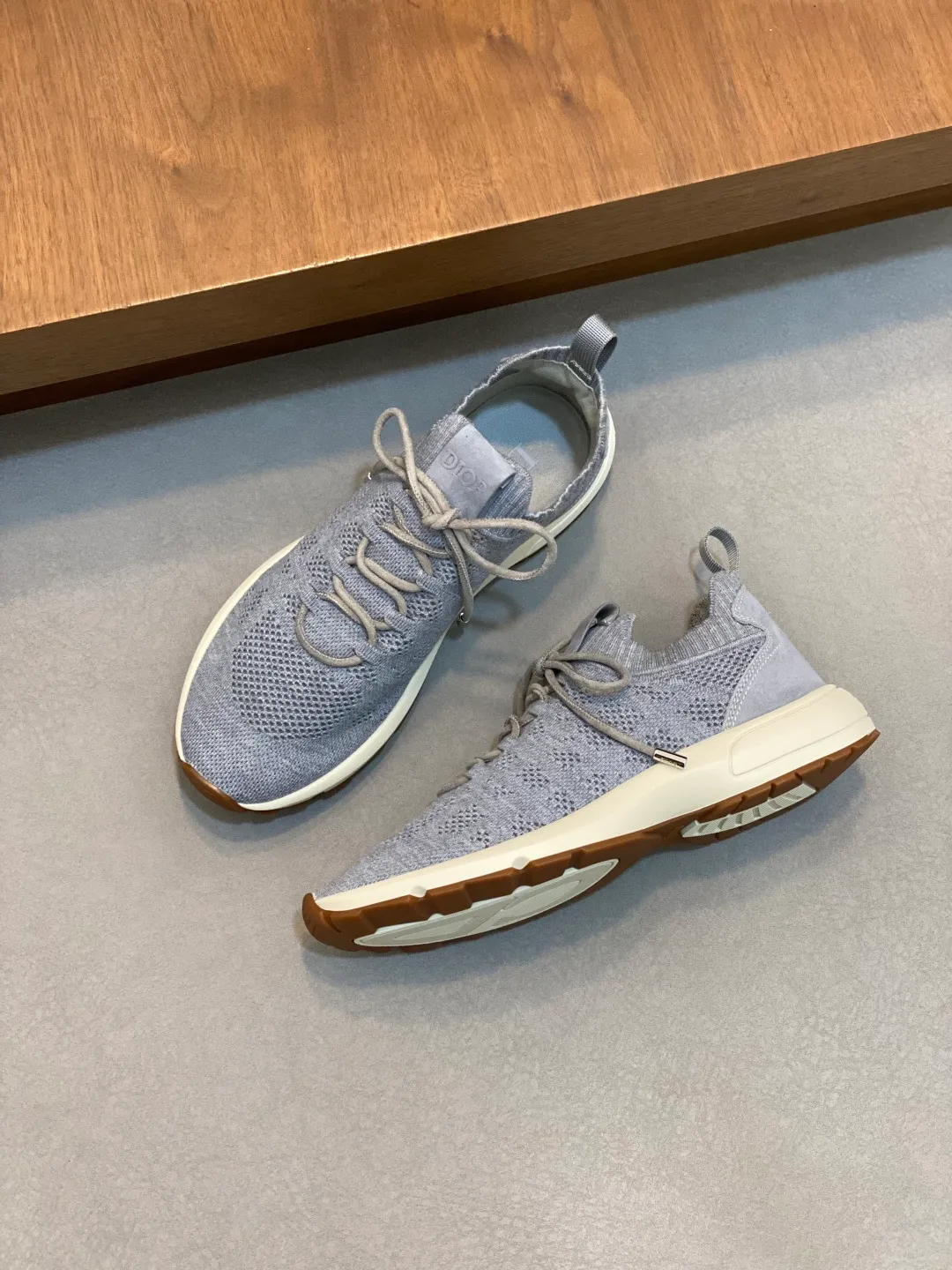 Factory price: 438💰Dior’s latest men’s fashion sneakers. This item draws inspiration from retro jogging shoes. Featuring a thick, low-top design, it features a mesh fabric upper and an ultra-light rubber foam sole. The side is decorated with an embossed "Di~r" logo. Code number: 39-44 (order 38, 45, 46)